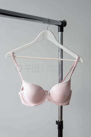 夏日清新風(fēng)尚 紅色立方體下的內(nèi)衣銷售新概念